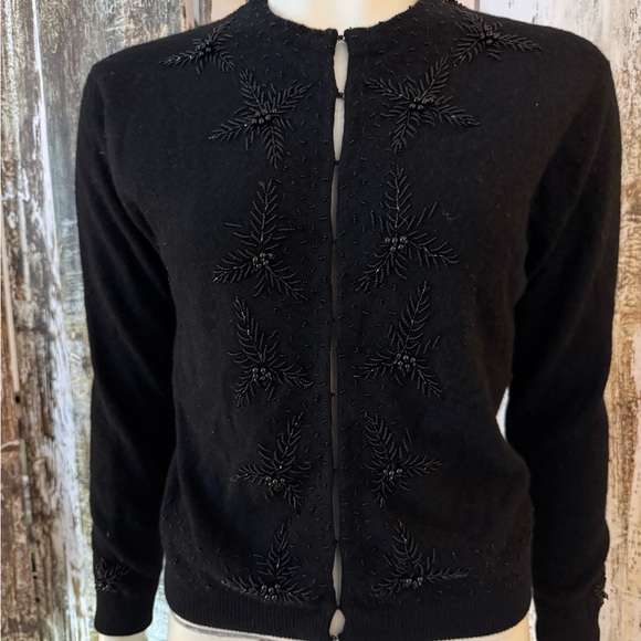 Vintage cashmere beaded cardigan from 1950s. Excellent vintage condition! - Picture 2 of 8
